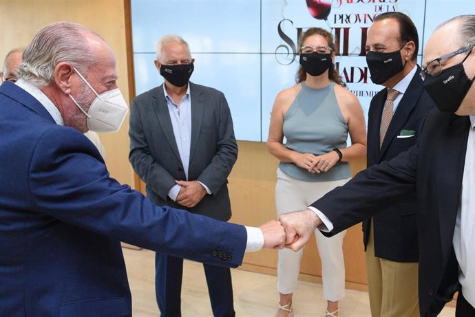 Villalobos con responsables del sector turístico.