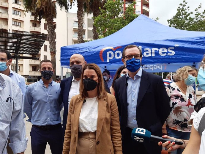 La presidenta del PP balear, Marga Prohens, con el portavoz 'popular' en el Senado, Javier Maroto.