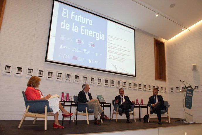 El alcalde de Zaragoza, Jorge Azcón, en el acto 'Diálogo sobre el Futuro de la Energía' organizado por el Gobierno de España, la Comisión Europea y el Parlamento Europeo en Cáceres los días 23 y 24 de septiembre en Cáceres