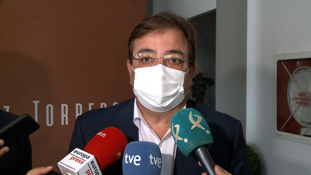 Guillermo Fernández Vara atiende a los medios de comunicación