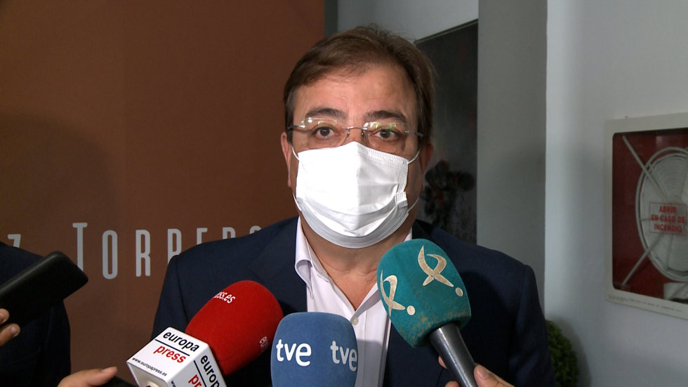 Guillermo Fernández Vara atiende a los medios de comunicación