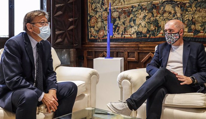 El president de la Generalitat Valenciana, Ximo Puig (i), i el secretari general de CCOO, Unai Sordo (d), conversen en el Palau de la Generalitat Valenciana, a 24 de setembre de 2021