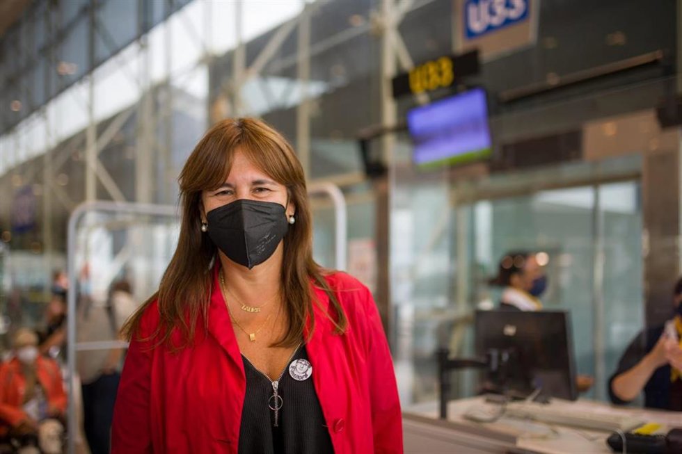 La presidenta del Parlament de Catalunya, Laura Borrs, en el Aeropuerto de Barcelona antes de partir a l'Alguer (Cerdeña, Italia)