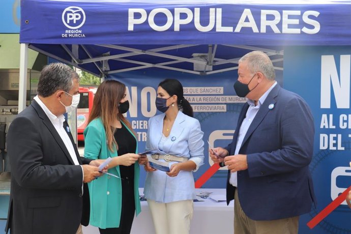 Guardiola, desde la Estación del Carmen, junto con la portavoz del PP en el Ayuntamiento de Murcia, Rebeca Pérez, y el concejal del PP, Antonio Navarro, los senadores, Juan María Vázquez y Francisco Bernabé