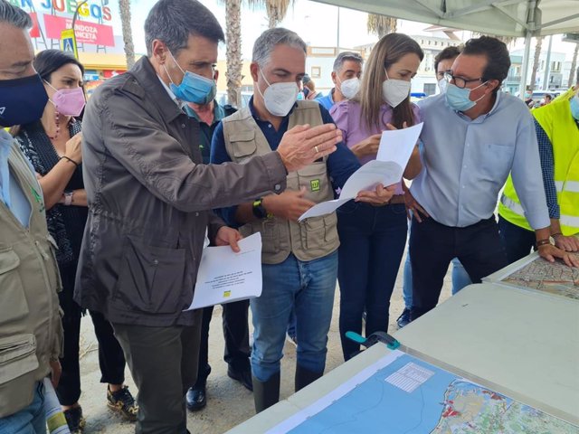 El delegado del Gobierno en Andalucía, Pedro Fernández, visita el puesto de mando avanzado en Lepe por las lluvias.