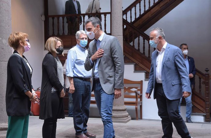 El presidente del Gobierno, Pedro Sánchez (1d), y el presidente del Gobierno de Canarias, Ángel Víctor Torres (2d), saludan a su llegada a una reunión con miembros del Consejo de Gobierno de Canarias en La Palma