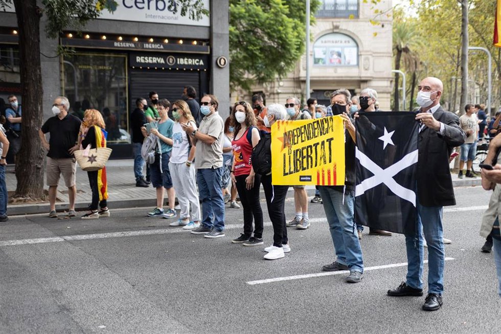Varias personas acuden con pancartas en una concentración convocada contra la detención del expresidente Carles Puigdemont en l'Alguer (Cerdeña), a 24 de septiembre de 2021, en Barcelona, Catalunya, (España).