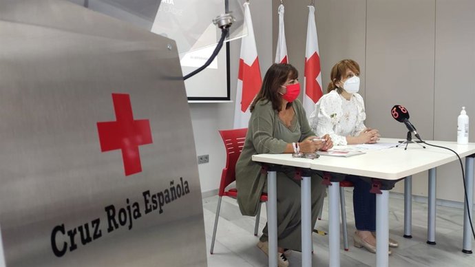 La delegada territorial de Igualdad, Políticas Sociales y Conciliación de la Junta en Cádiz, Ana Fidalgo, durante la valoración del programa Tarjetas Monedero.