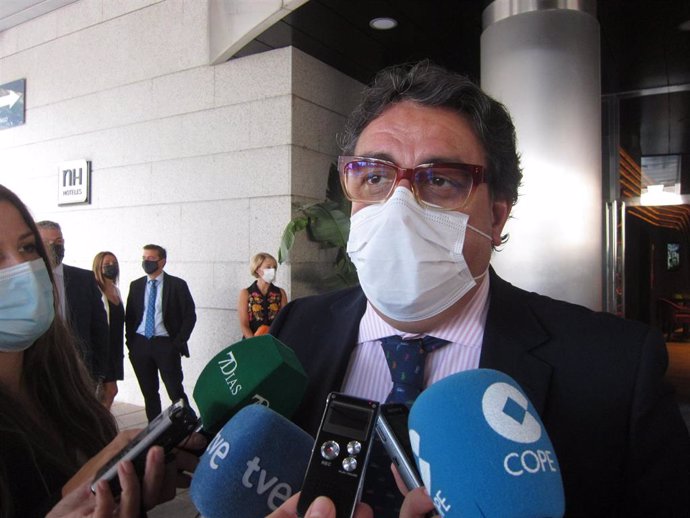 El consejero de Sanidad, JOsé María Vergeles, atiende a los medios en Badajoz