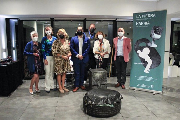 El director general, Sergio Pérez, con Perurena y responsables de la asociación navarra en Madrid y de la Federación Nacional de Hogares navarros.