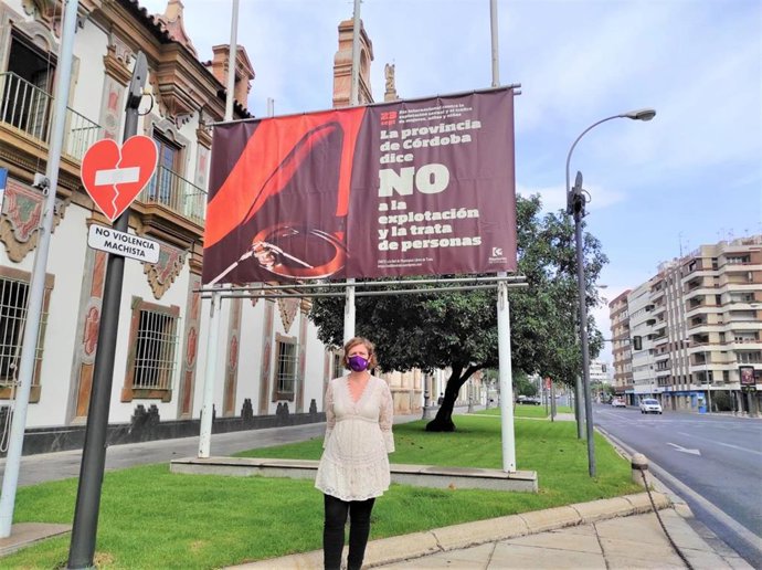 La delegada de Igualdad de la Diputación de Córdoba, Alba Doblas, frente a la lona contra la explotación y la trata de personas.
