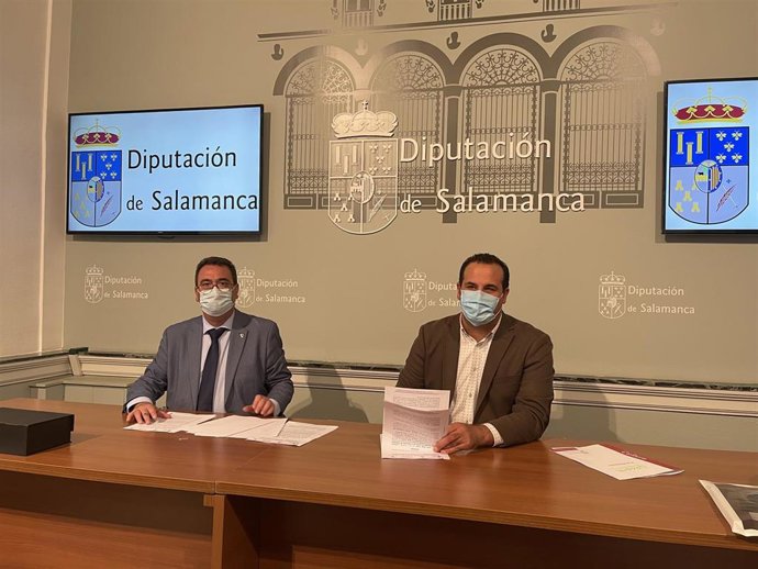 El diputado de Cultura, David Mingo (d), y el  concejal de Cultura del Ayuntamiento de Lebrija, José Ángel Martínez (i), firman el acuerdo  en Salamanca.