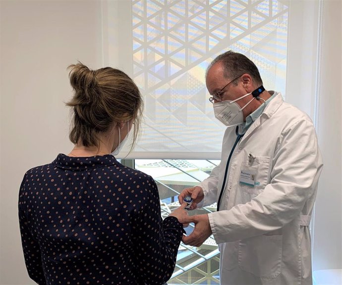 Archivo - El doctor Entrenas realiza una medición de la saturación a una paciente en consulta.