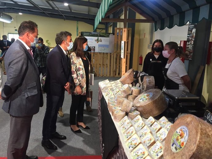 El presidente de la Cámara de Comercio de Gijón, Félix Baragaño; el consejero de Medio Rural y Cohesión Territorial, Alejandro Calvo, y la directora general de Desarrollo Rural y Agroalimentación, Begoña López, durante la visita a Agropec