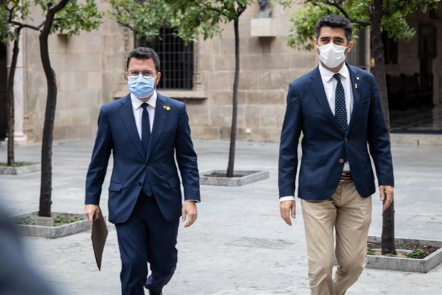 El presidente de la Generalitat de Catalunya, Pere Aragonès (i), y el vicepresidente autonómico, Jordi Puigneró (d), acuden a una reunión con todos los consellers del Govern, en el Palau de la Generalitat, a 24 de septiembre de 2021, en Barcelona, Catalun