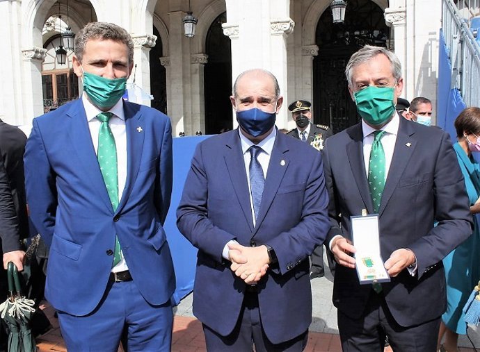 El presidente de Eurocaja Rural, Javier López Martín, recibe la Cruz al Mérito Policial