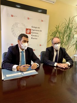 El consejero José Ramón Díez de Revenga durante el encuentro mantenido con el decano Manuel Jódar y  miembros de la junta rectora del Colegio de Ingenieros de Caminos para analizar el Pacto por las Infraestructuras de la Región de Murcia.