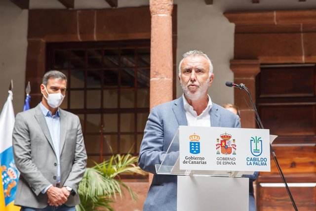 El presidente del Gobierno de Canarias, Ángel Víctor Torres, ofrece declaraciones a los medios de comunicación tras una reunión con miembros del Consejo de Gobierno de Canarias para abordar la situación en la isla tras la erupción del volcán