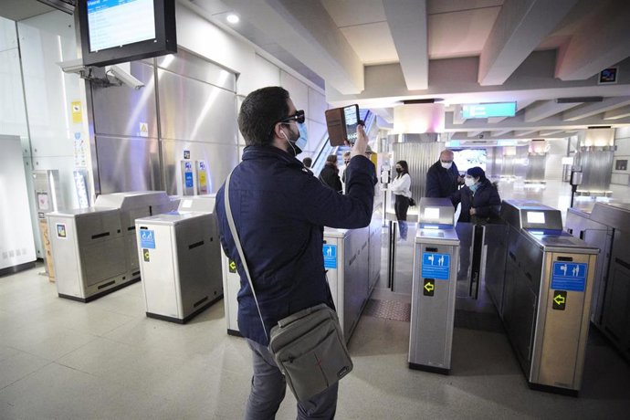 Archivo - Una personas usa el sistema de guiado Navilens para personas con discapacidad visual