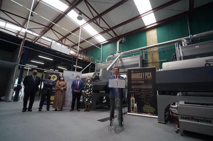 El presidente de la Junta de Andalucía, Juanma Moreno, en las nuevas instalaciones de la cooperativa oleícola San Sebastián en Benalúa de las Villas (Granada)