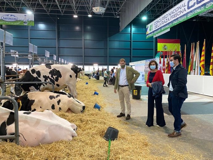 Visita del secretario general de Foro Asturias y portavoz parlamentario en la Junta General del Principado de Asturias (JGPA), Adrián Pumares, y otros miembros del partido, a Agropec, en el recinto ferial gijonés 'Luis Adaro'