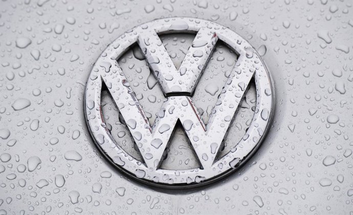 Archivo - FILED - 12 January 2021, Lower Saxony, Hanover: Raindrops fall on a Volkswagen logo on a car at a VW dealer in Hanover. Photo: Julian Stratenschulte/dpa