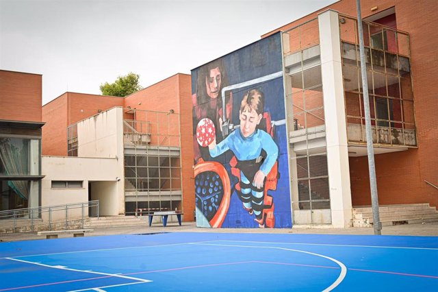 Elena García Armada, una de las diez mejores científicas de España y creadora del primer exoesqueleto biónico del mundo para niños, ha inaugurado su mural en el proyecto 'Dones de cincia'