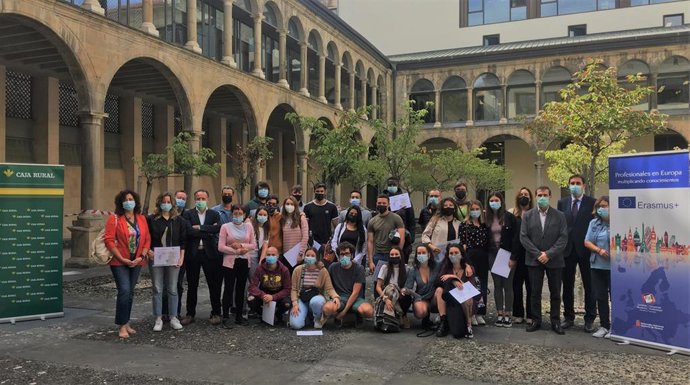 El director general de FP, Tomás Rodríguez, con alumnado y familiares que han participado en la estancia.