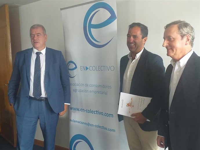 El presidente de EN COLECTIVO, Diego Maraña (centro), junto a los abogados Antonio Heredero (izquierda de la imagen) y Carlos Cenalmor (derecha de la imagen).