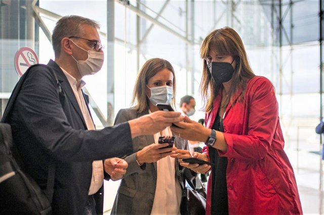 La presidenta del Parlament de Catalunya, Laura Borràs, en el Aeropuerto de Barcelona antes de partir a l'Alguer (Cerdeña, Italia)