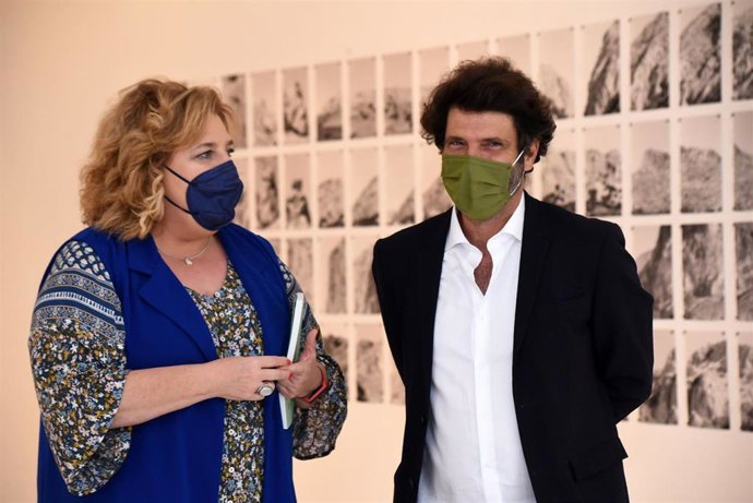Presentación de la exposición 'Triángulo-Tesis', del artista jerezano Juan del Junco, junto a la diputada de Cultura y Memoria Histórica y Democrática, Fátima Gómez.