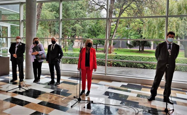 Rueda de prensa tras la reunión de la consejera de Sanidad, Verónica Casado, (en el centro de la imagen, de traje rojo) con colegios profesionales.
