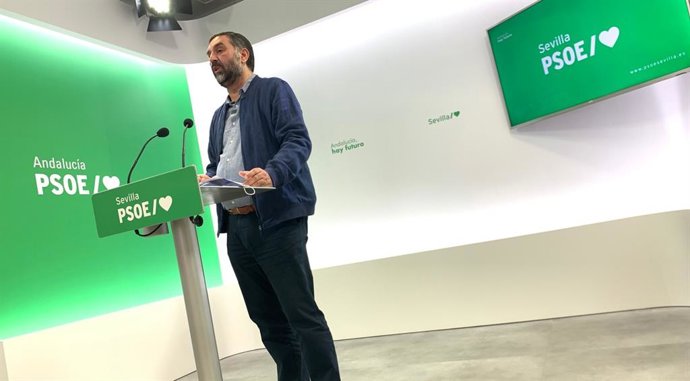 El vicesecretario general del PSOE de Sevilla, Javier Fernández, en rueda de prensa