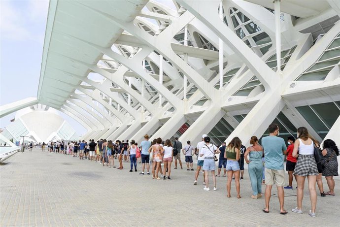 Archivo - Decenas de adolescentes hacen cola para vacunarse de la primera dosis de la vacuna Moderna en la Ciudad de las Artes