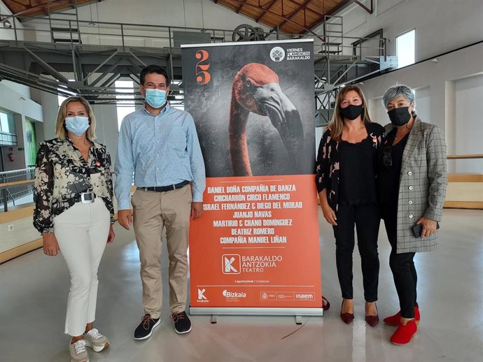 La alcaldesa de Barakaldo, Amaia del Campo, y la directora del Teatro Barakaldo, Ana López Asensio, junto a representantes del Comercio.