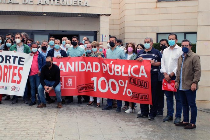 Ruiz Espejo (PSOE) en la concentración por la sanidad en Antequera