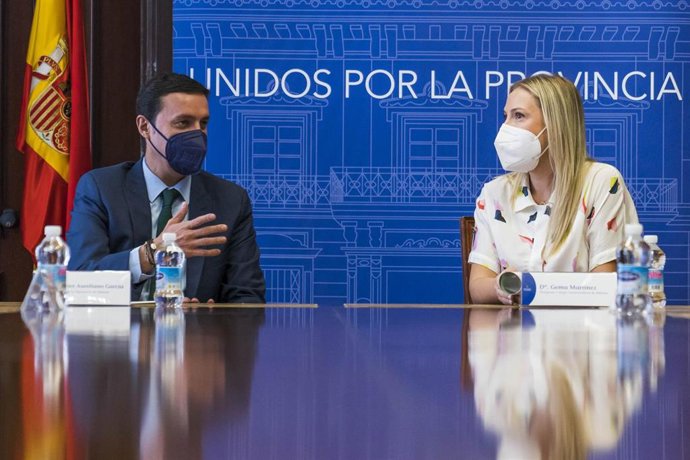 El presidente de la Diputación de Almería, Javier Aureliano García, recibe a la presidenta del Colegio de Farmacéuticos, Gema Martínez.