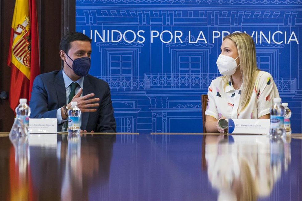 El presidente de la Diputación de Almería, Javier Aureliano García, recibe a la presidenta del Colegio de Farmacéuticos, Gema Martínez.