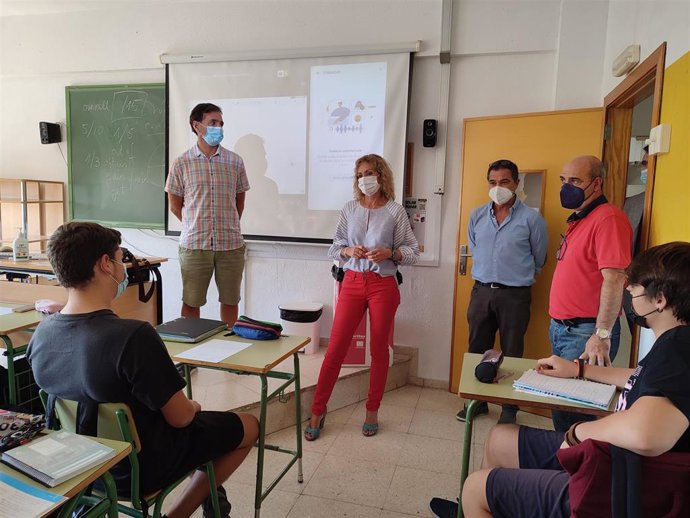 La delegada de Educación y Deporte de la Junta de Andalucía en Córdoba, Inmaculada Troncoso, en su visita al IES López-Neyra.