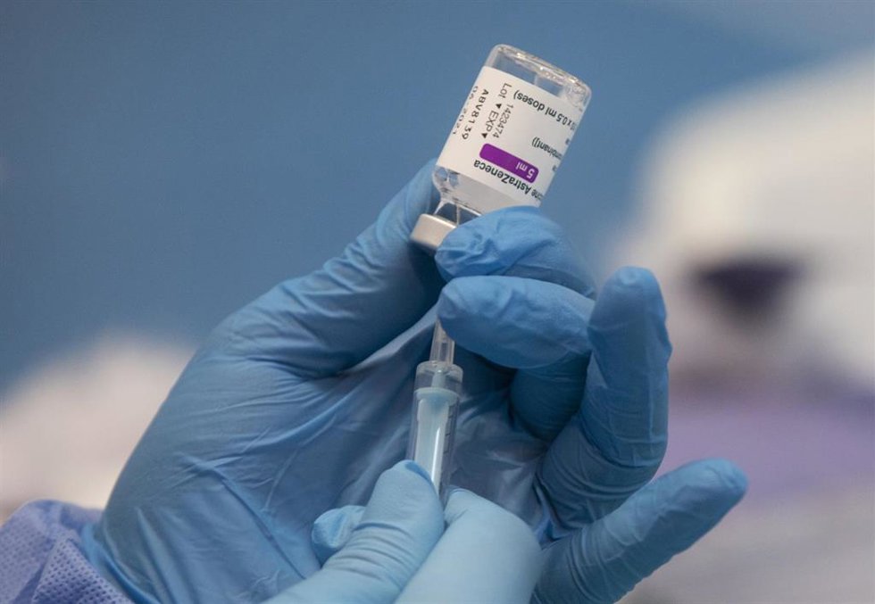 Archivo - Una profesional sanitaria sostiene una jeringuilla con un vial de la vacuna contra la COVID-19 de AstraZeneca