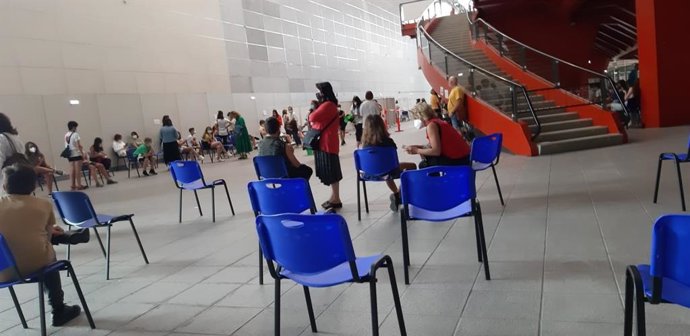 Archivo - Vacunación contra la COVID-19 a jóvenes en Gijón