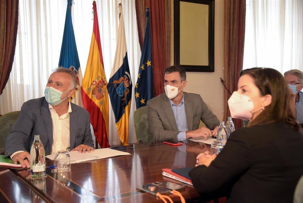El presidente del Gobierno de Canarias, Ángel Víctor Torres (1i), y el presidente del Gobierno, Pedro Sánchez (2i), durante una reunión con miembros del Consejo de Gobierno de Canarias para abordar la situación en la isla tras la erupción del volcán