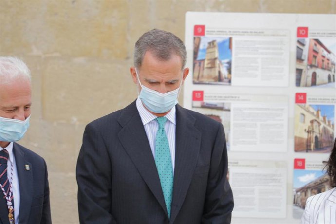 El Rey Felipe VI junto con el alcalde de Logroño, Pablo Hermoso de Mendoza
