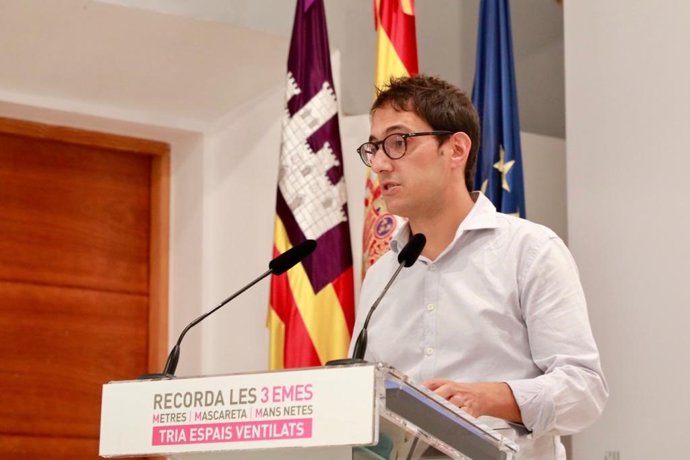 El portavoz del Govern y conseller de Modelo Económico, Turismo y Trabajo, Iago Negueruela, durante una rueda de prensa en el Consolat de Mar.