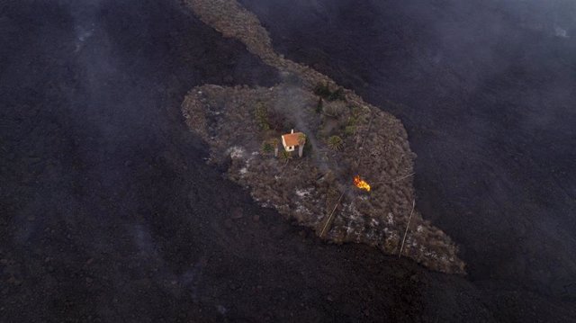 Una casa en mitad de la lava del volcán de La Palma queda a salvo de ser destrozada por la lava en la zona de El Paraíso, La Palma, a 21 de septiembre de 2021, en La Palma, Santa Cruz de Tenerife, Canarias (España). 