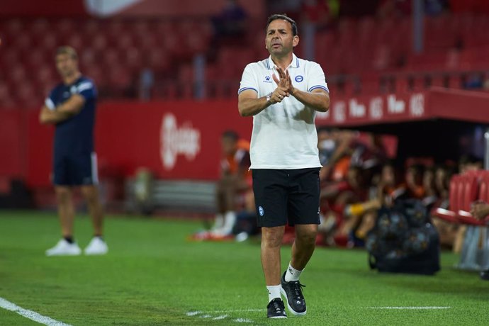 Javier Calleja, head coach of Alaves, gestures during the football friendly match played between Sevilla Futbol Club and Deportivo Alaves Madrid at Ramon Sanchez-Pizjuan Stadium on September 9, 2021 in Sevilla, Spain.