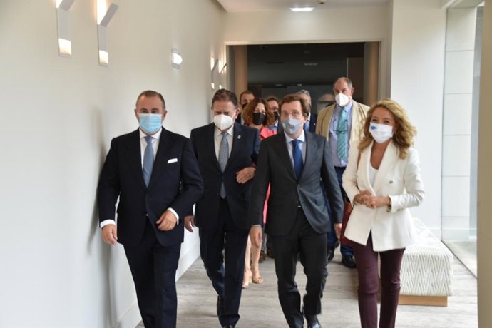 Teresa Mallada con Almeida.