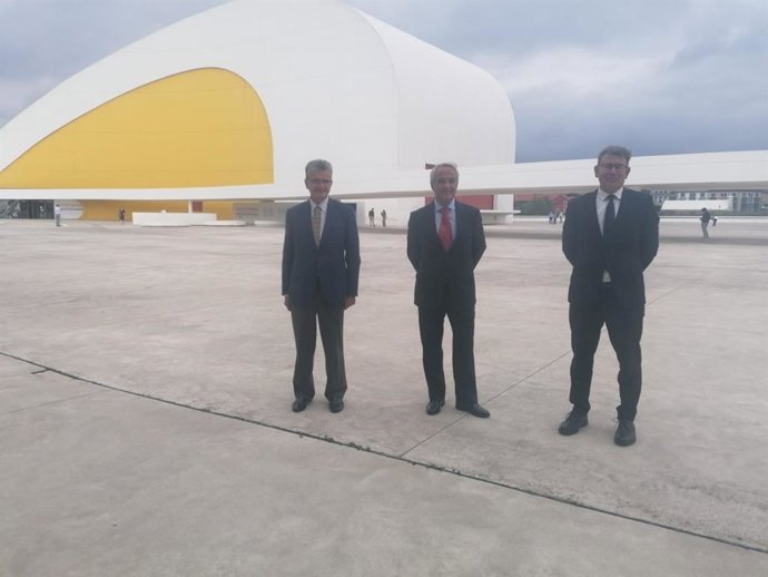 El Presidente De La Audiencia Provincial José Antonio Soto-Jove Fernández, El Presidente Del TSJA, Jesús María Chamorro Y El  Juez Decano De Avilés, Joaquín Colubi.