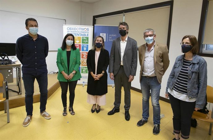 La conselleira de Infraestruturas e Mobilidade, Ethel Vázquez, y el presidente de la Fegamp, Alberto Varela, en el encuentro de trabajo sobre la ley del ciclo del agua