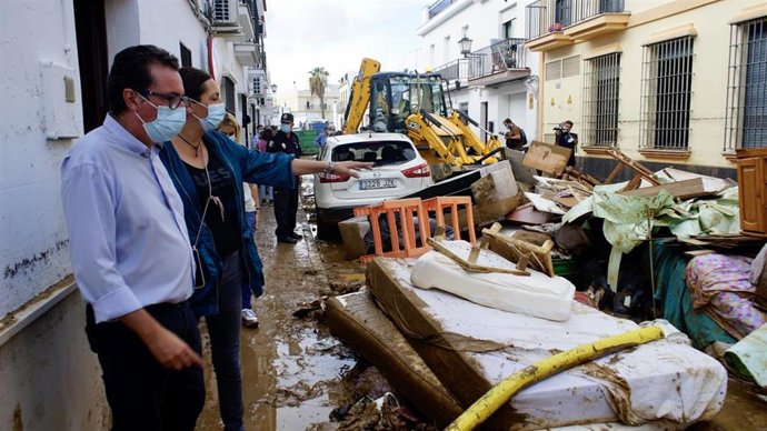 La secretaria general del PP-A, Loles López, visita Lepe.